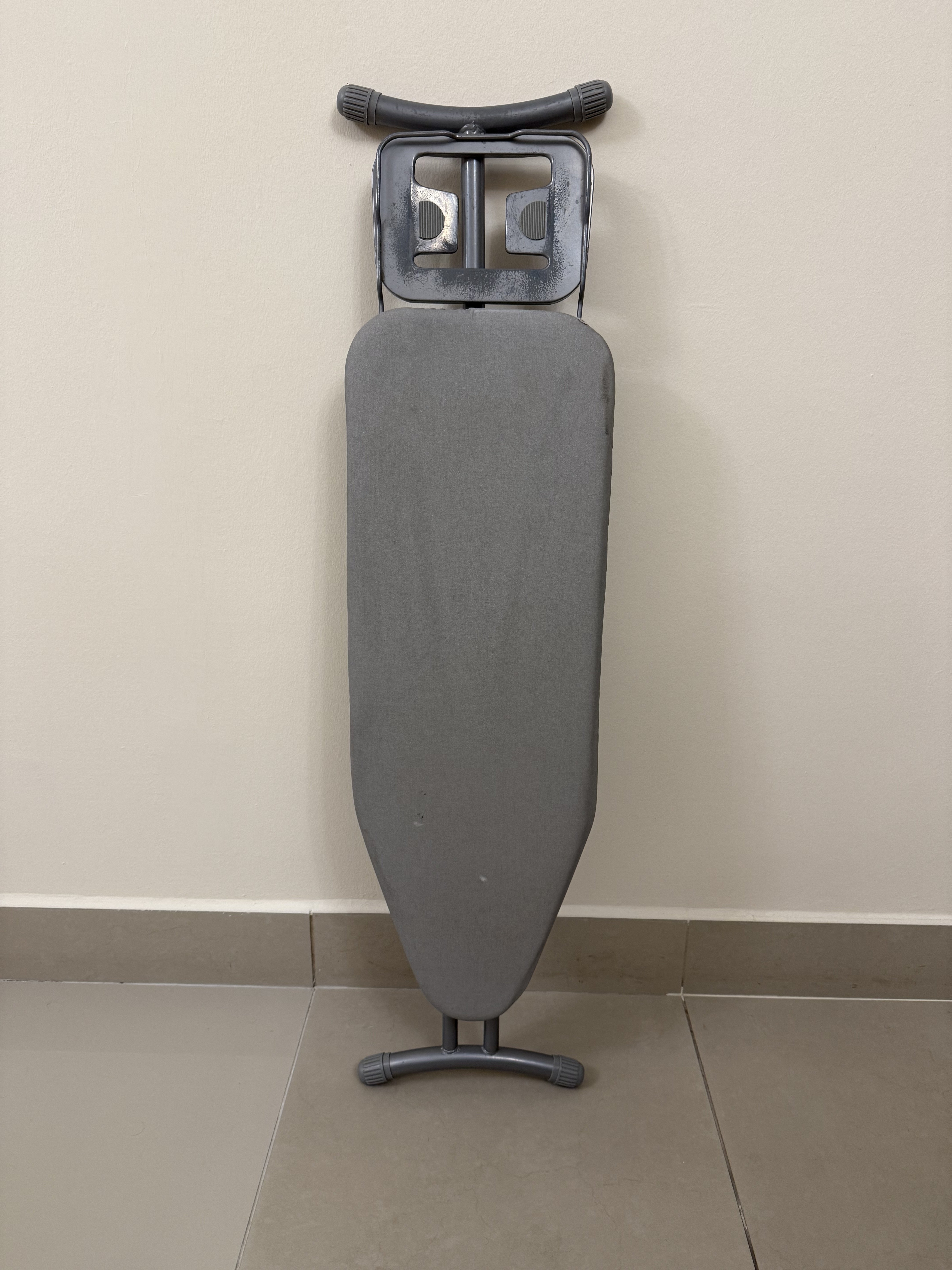 Philips Steam Iron + Ironing Board - Image 4