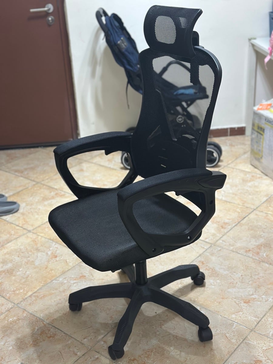 Ergonomic Comfort Adjustable Office Chair with Wheels - Image 1