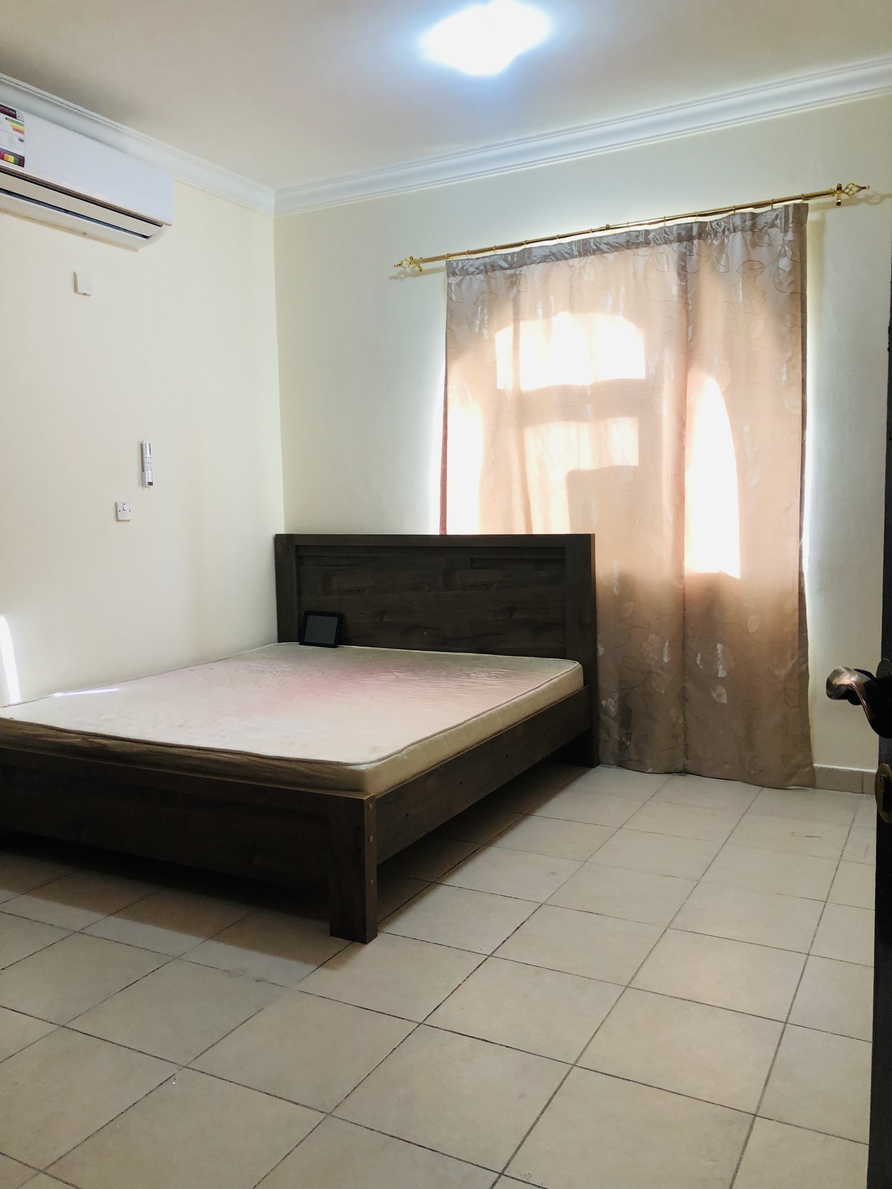 BED AND MATTRESS KING SIZE 200*190 h=15cm GOOD CONDITION LIKE NEW  - Image 9