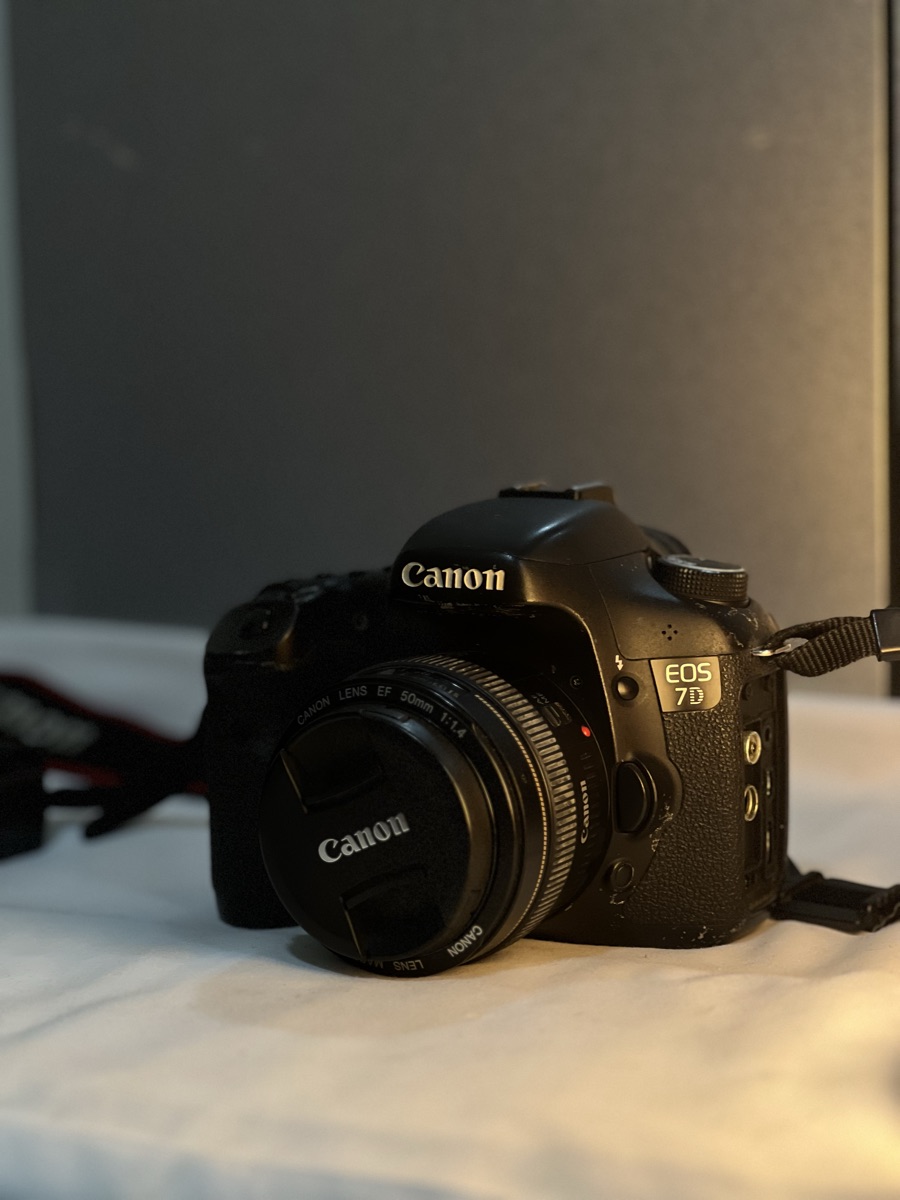Canon 7D with 1.4F gold ring 50mm lens - Image 1