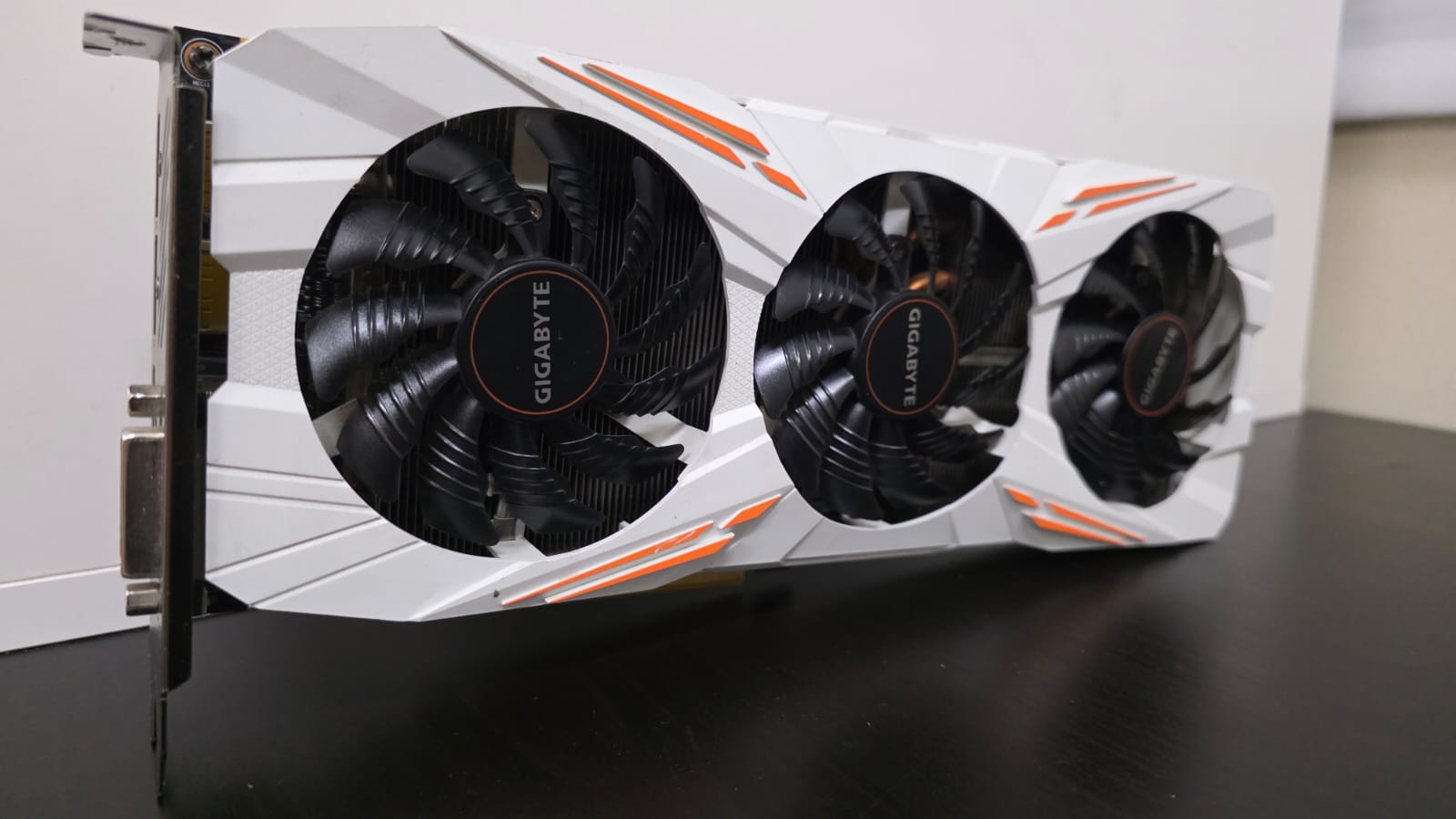 Gigabyte GTX 1080 Ti 11GB READ DESCRIPTION - Image 3