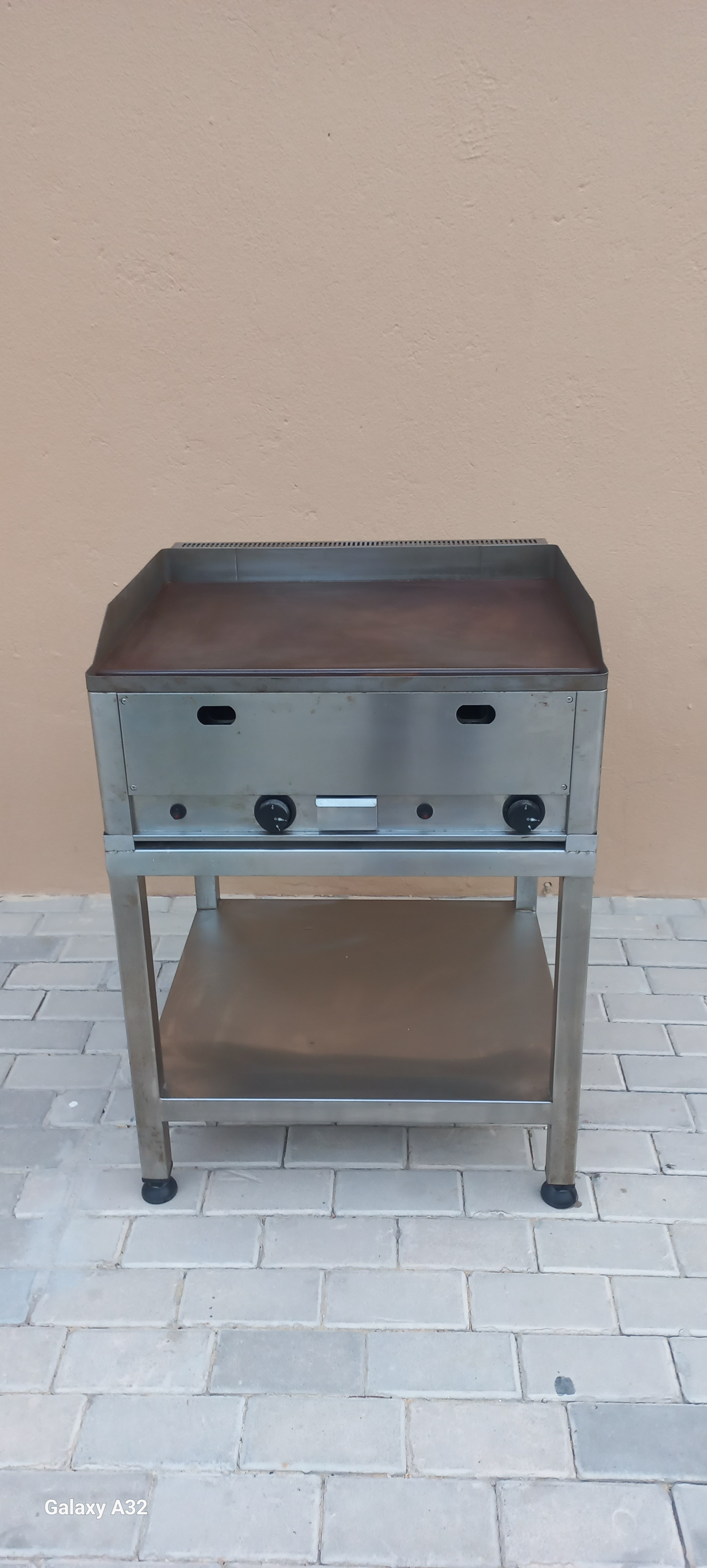 Hot plate grill, on stand.Stainless Steel - Image 1