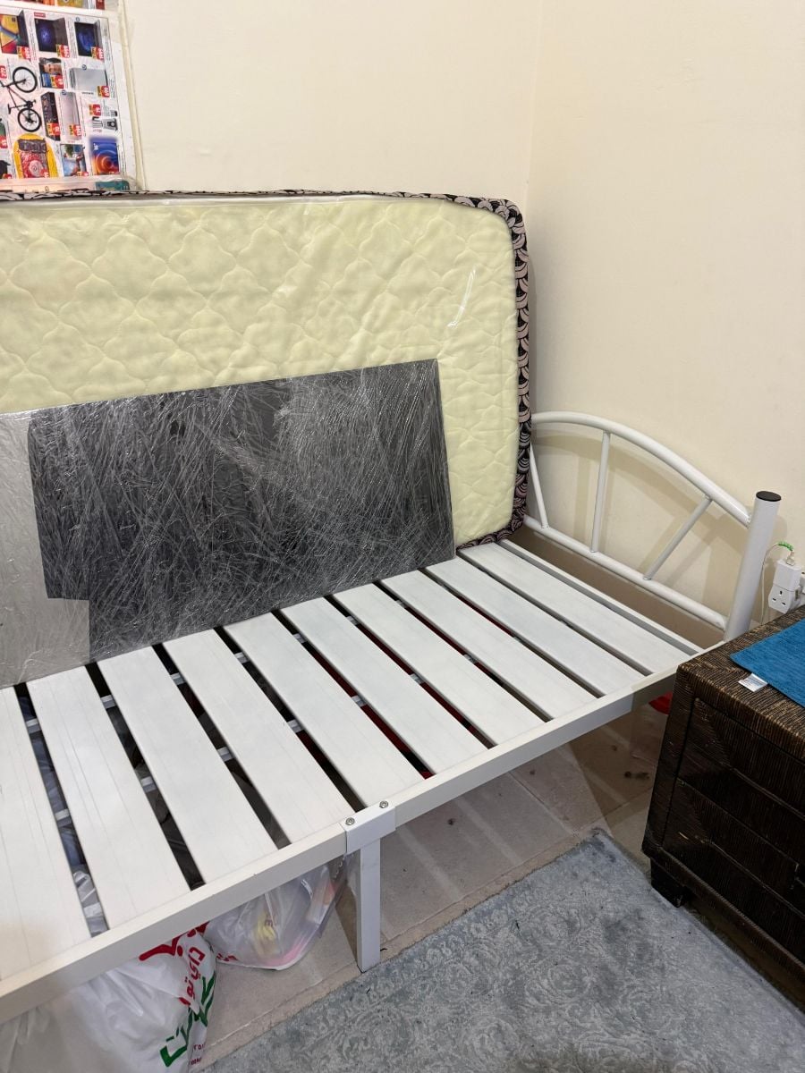 Bed and mattress - Image 4