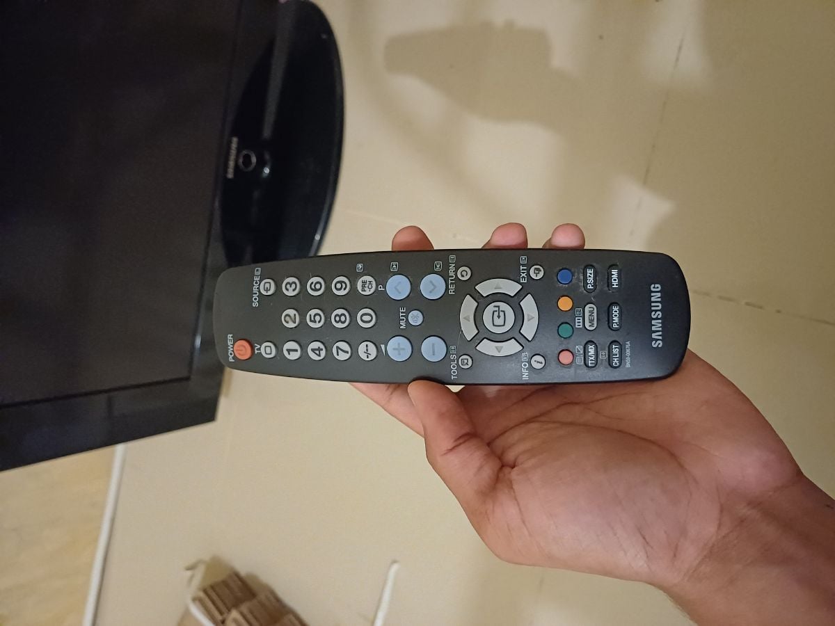 Basic Samsung 32inch TV - Image 2