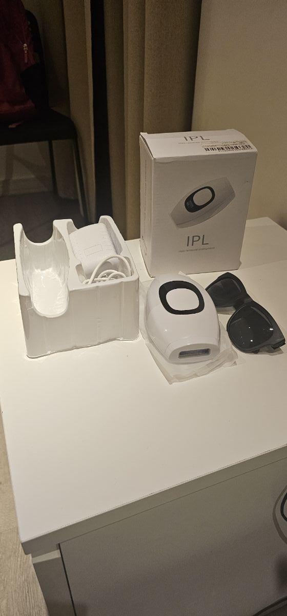 Laser hair remover with box good condition - Image 2