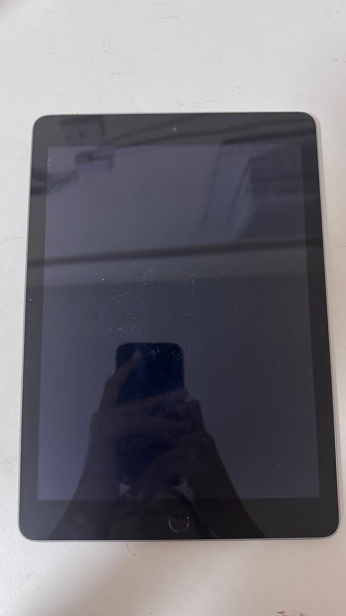 Ipad 5th generation - Image 1