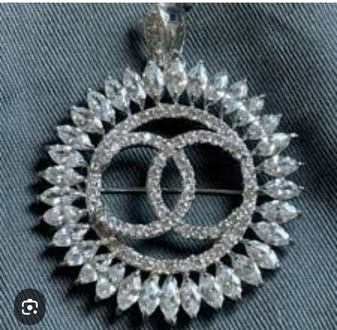 Brooches - Image 5