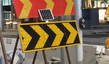 Used Electroninc Cheverons ( Arrow Board) for sale 400 QR - Image 2