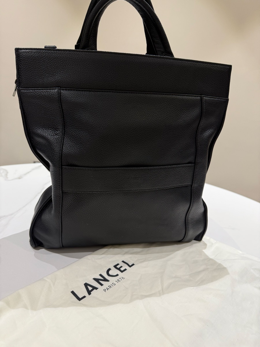 Traveling hand bag - Image 1
