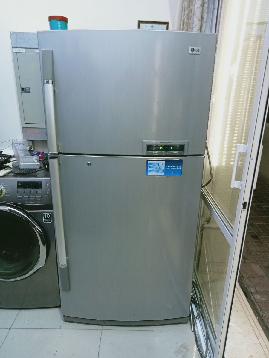 LG refrigerator available for sale - Image 2