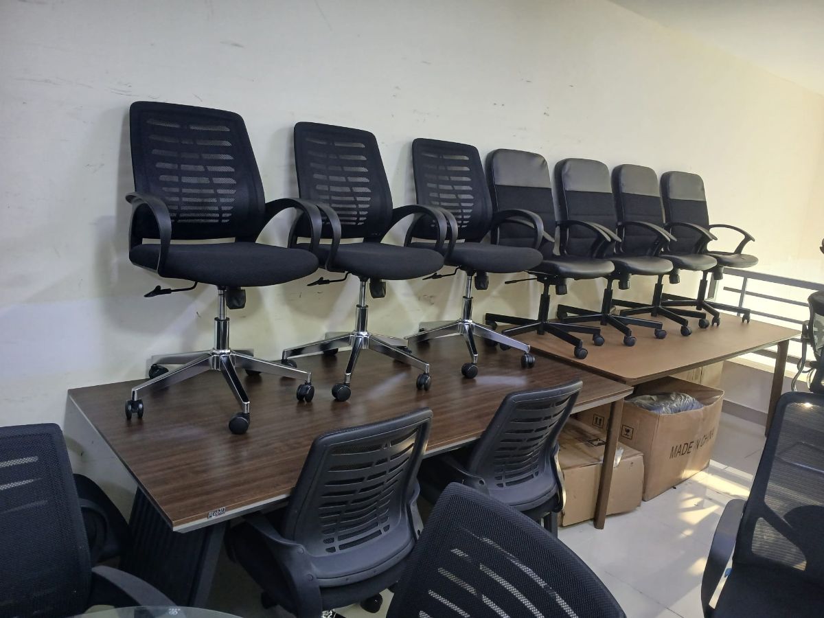 Used office desk and chair buy sell in qatar 55157083 - Image 16