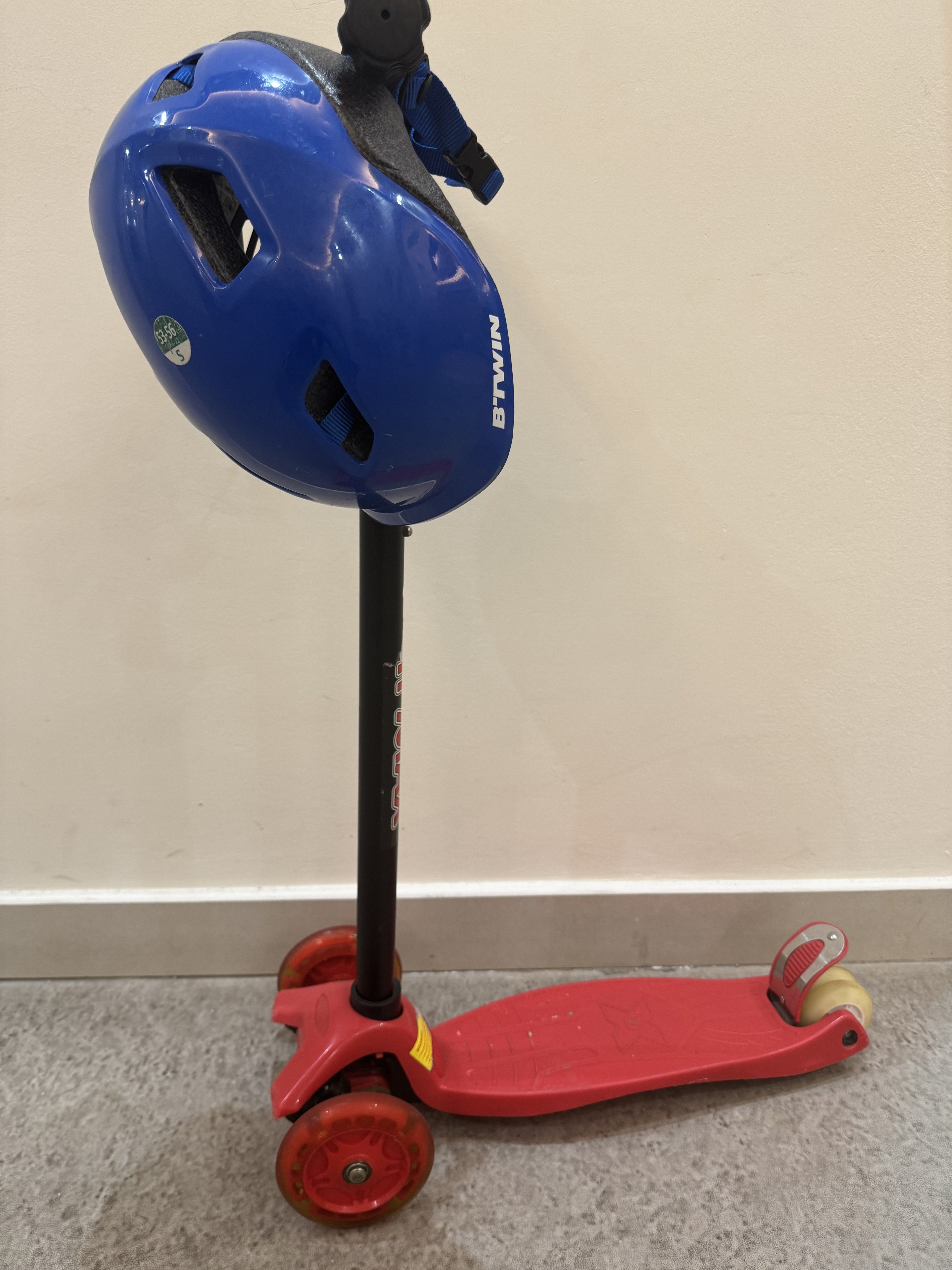 Scooter & helmet  - Image 2