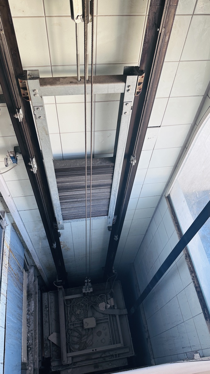 Small frieght elevator - Image 3