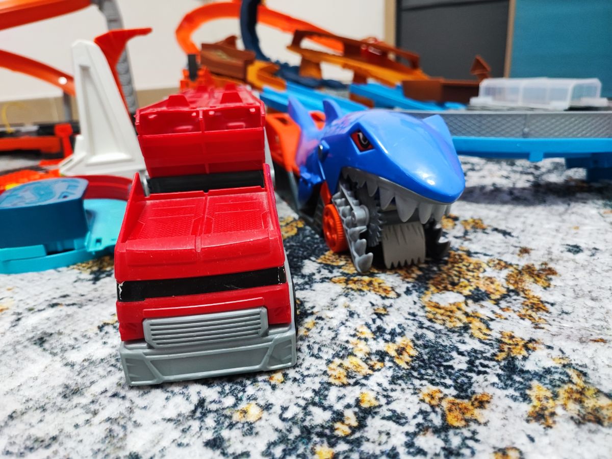 Hot Wheels Bundle - circuits, trucks & track! - Image 3