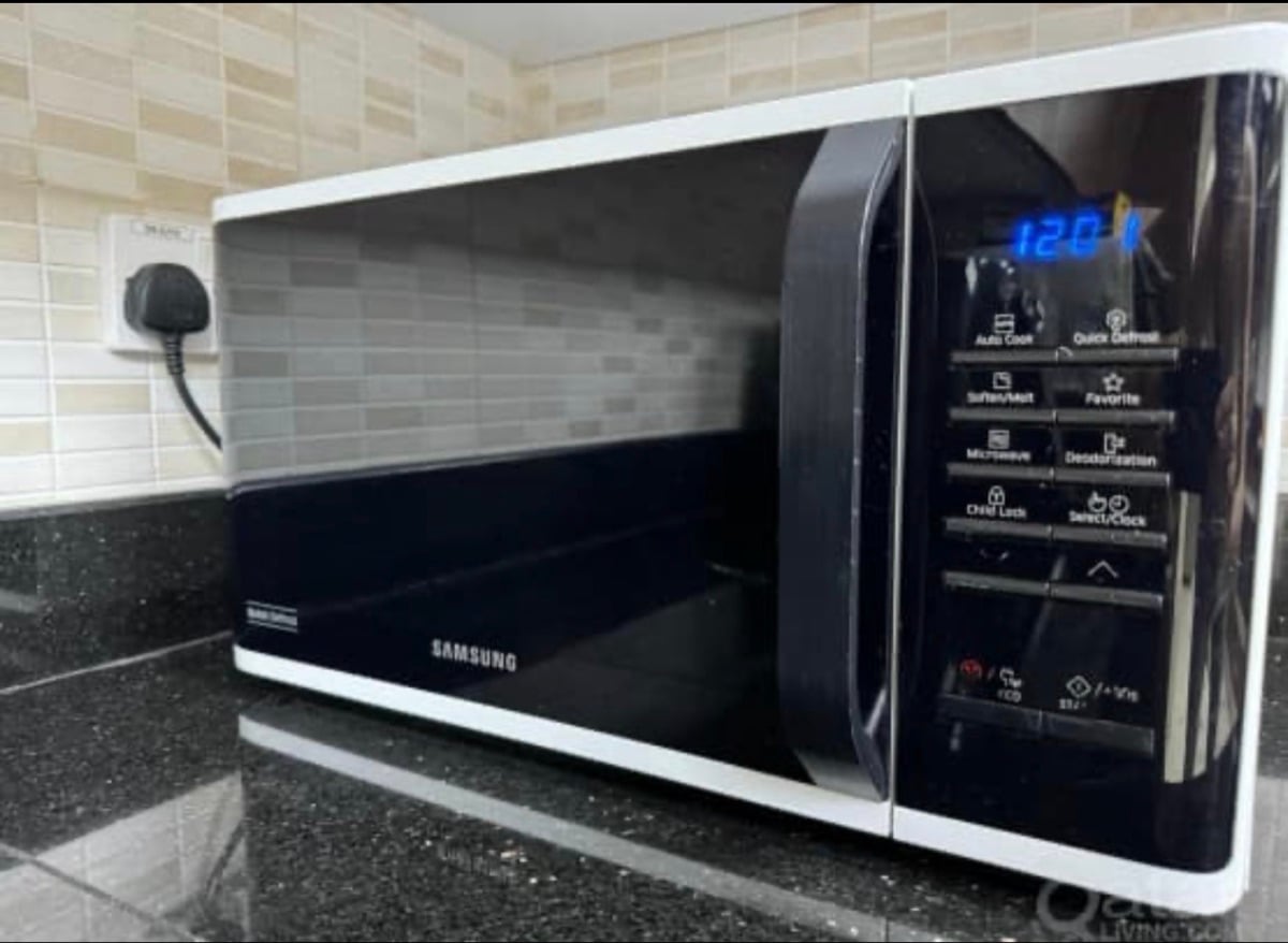 SOLD- Samsung Microwave MS23K3513Aw مايكروويف سامسونج مستعمل بحالة جيدة جداً - Image 1