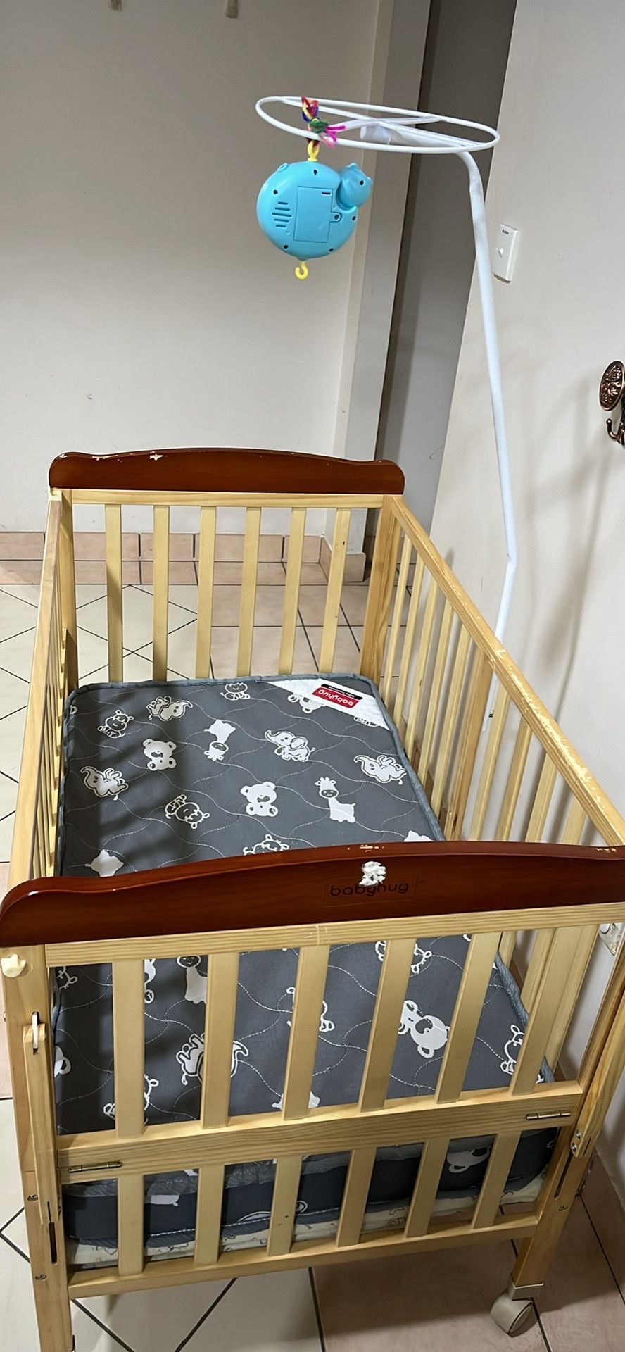Baby crib with mattress and mosquito net - Image 2