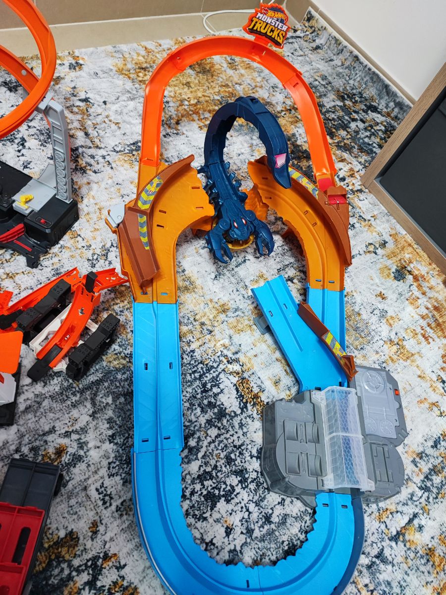 Hot Wheels Bundle - circuits, trucks & track! - Image 6