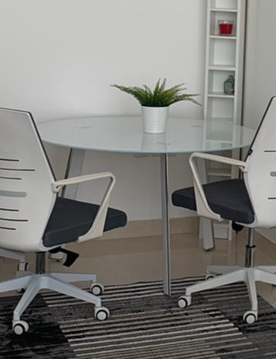 Round meeting glass table and office - Image 1