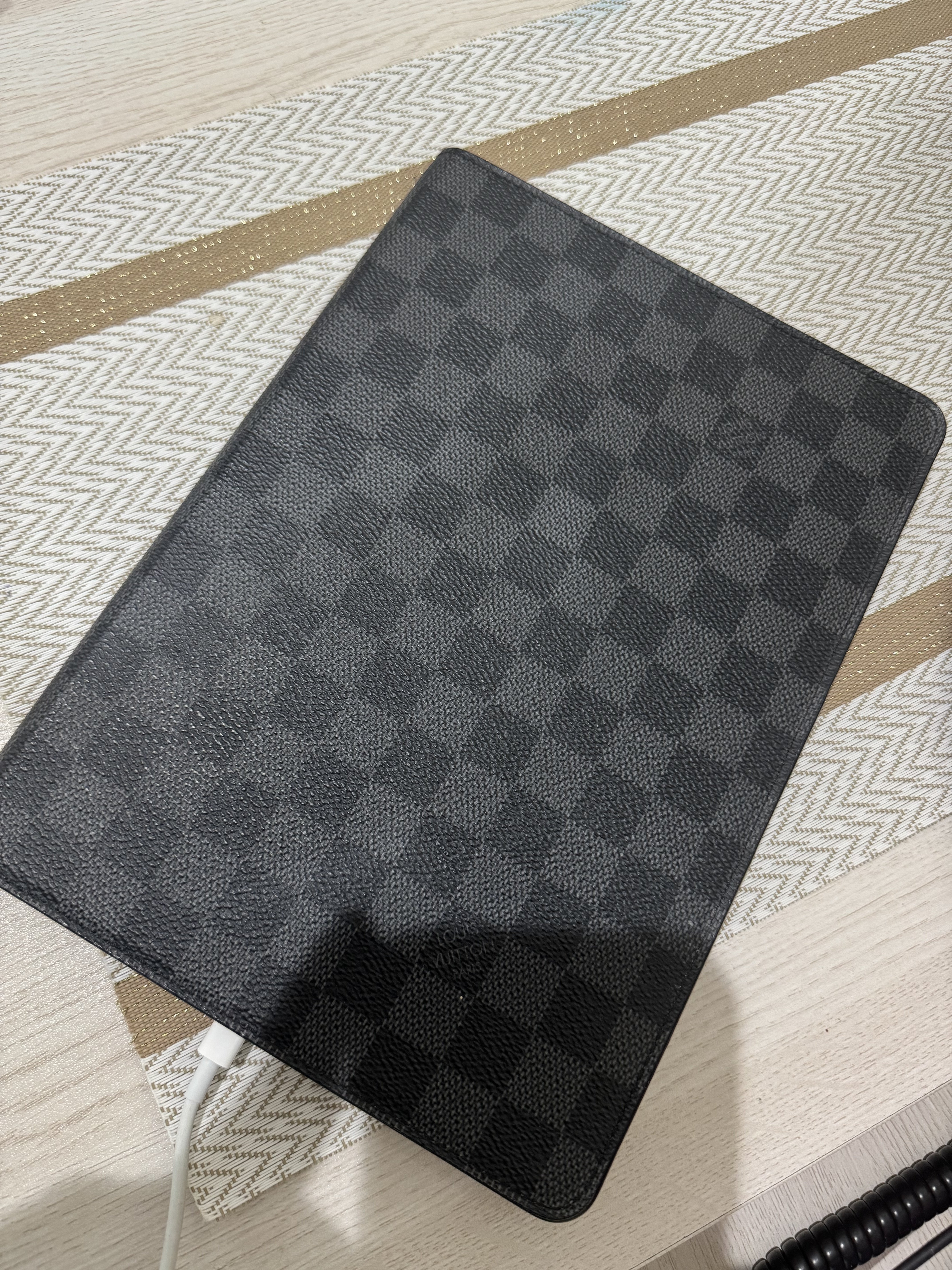 Ipad & Louis Vuitton case - Image 7