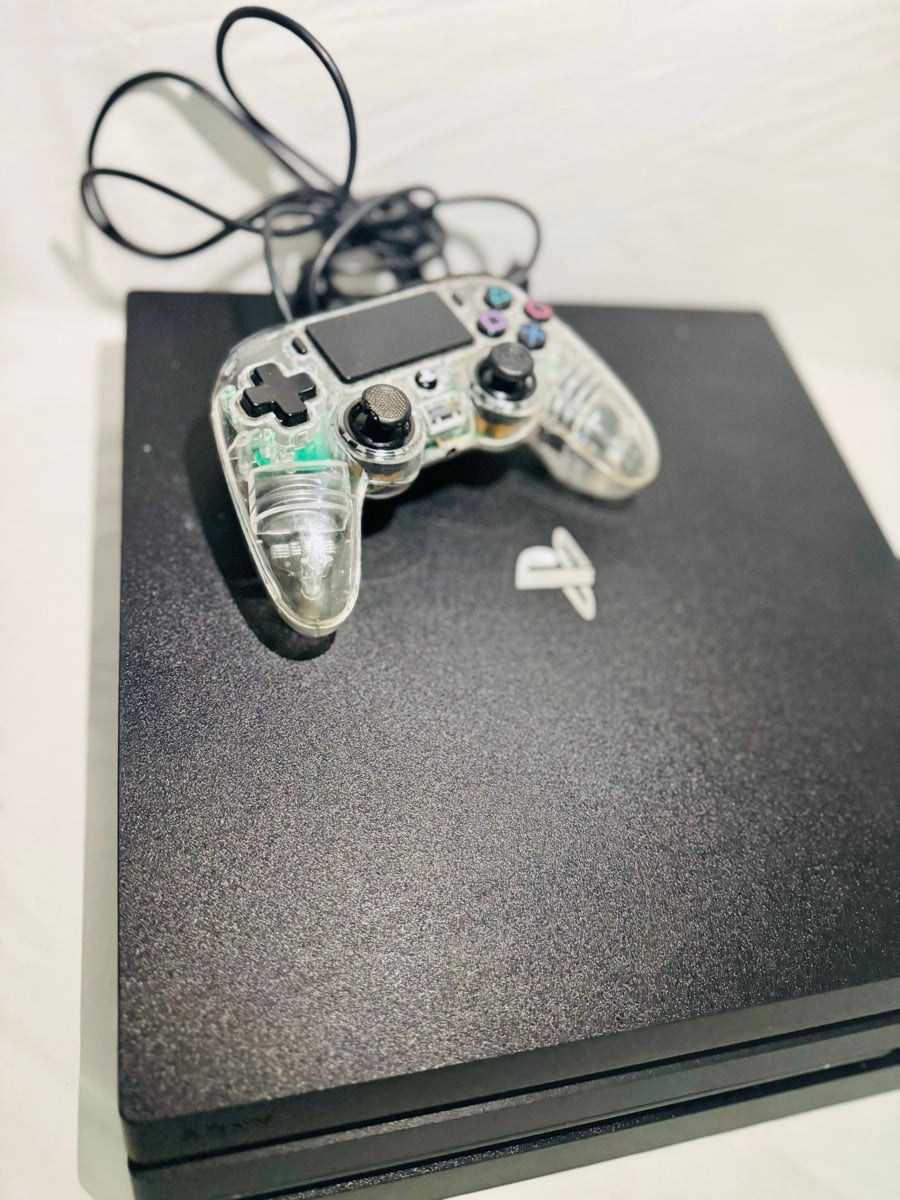 PlayStation 4 pro 4kwith one controller (wired) It’s in good condition  No issues  I sell at only 590qr Call or WhatsApp 31067127 - Image 2