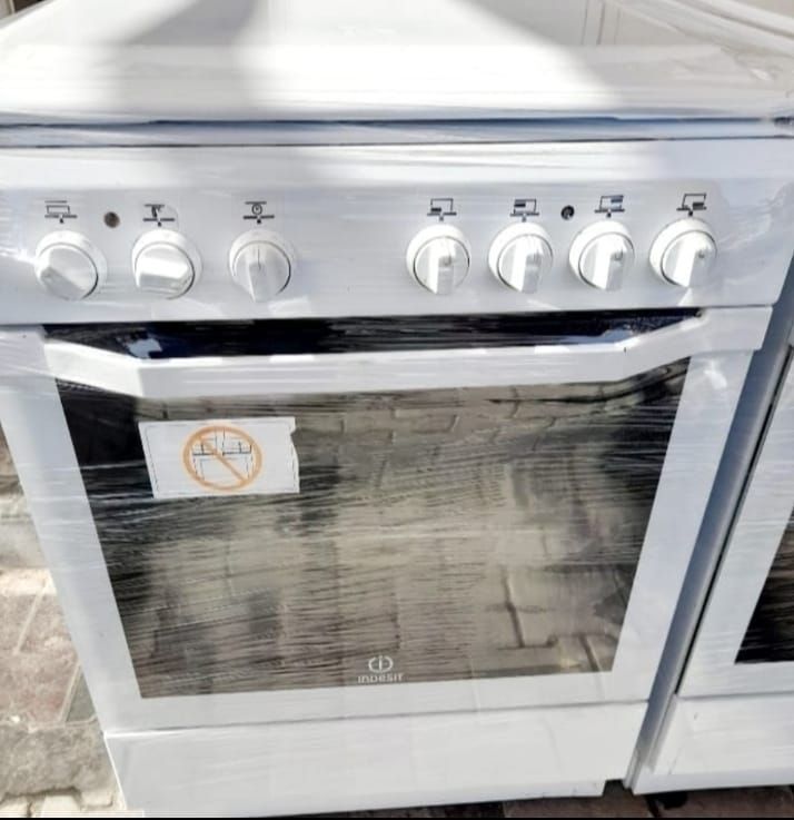 INDESIT Electric Cooking Range selling. - Image 1