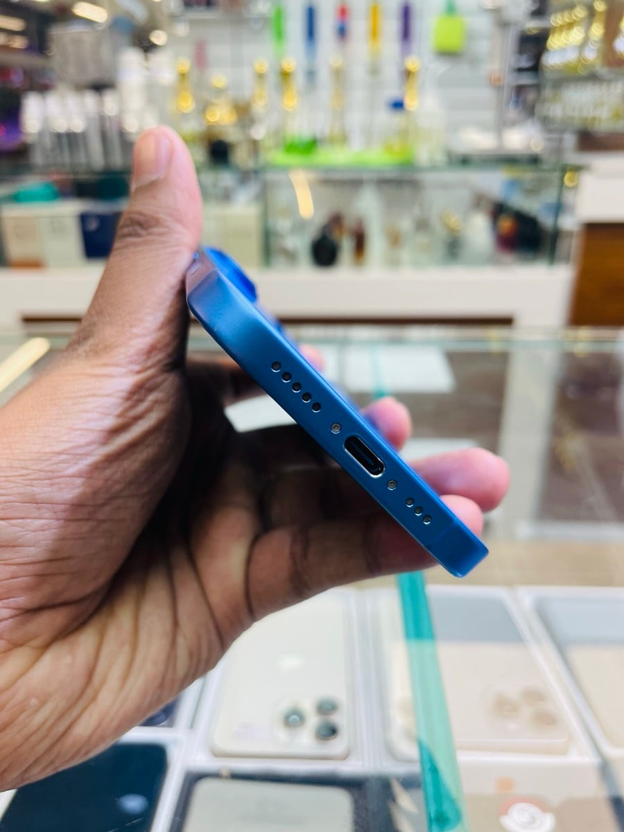 iPhone 16 - Image 2