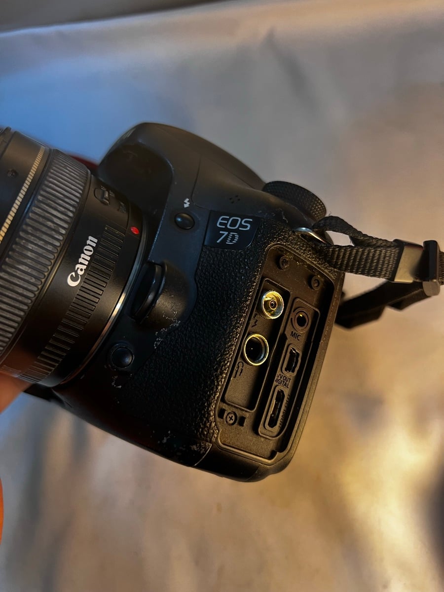 Canon 7D with 1.4F gold ring 50mm lens - Image 2