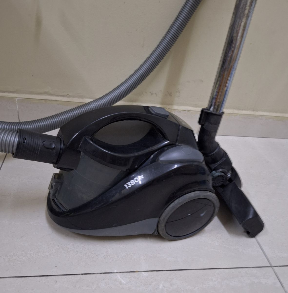 Vacuum cleaner in perfect working condition + free delivery - Image 5