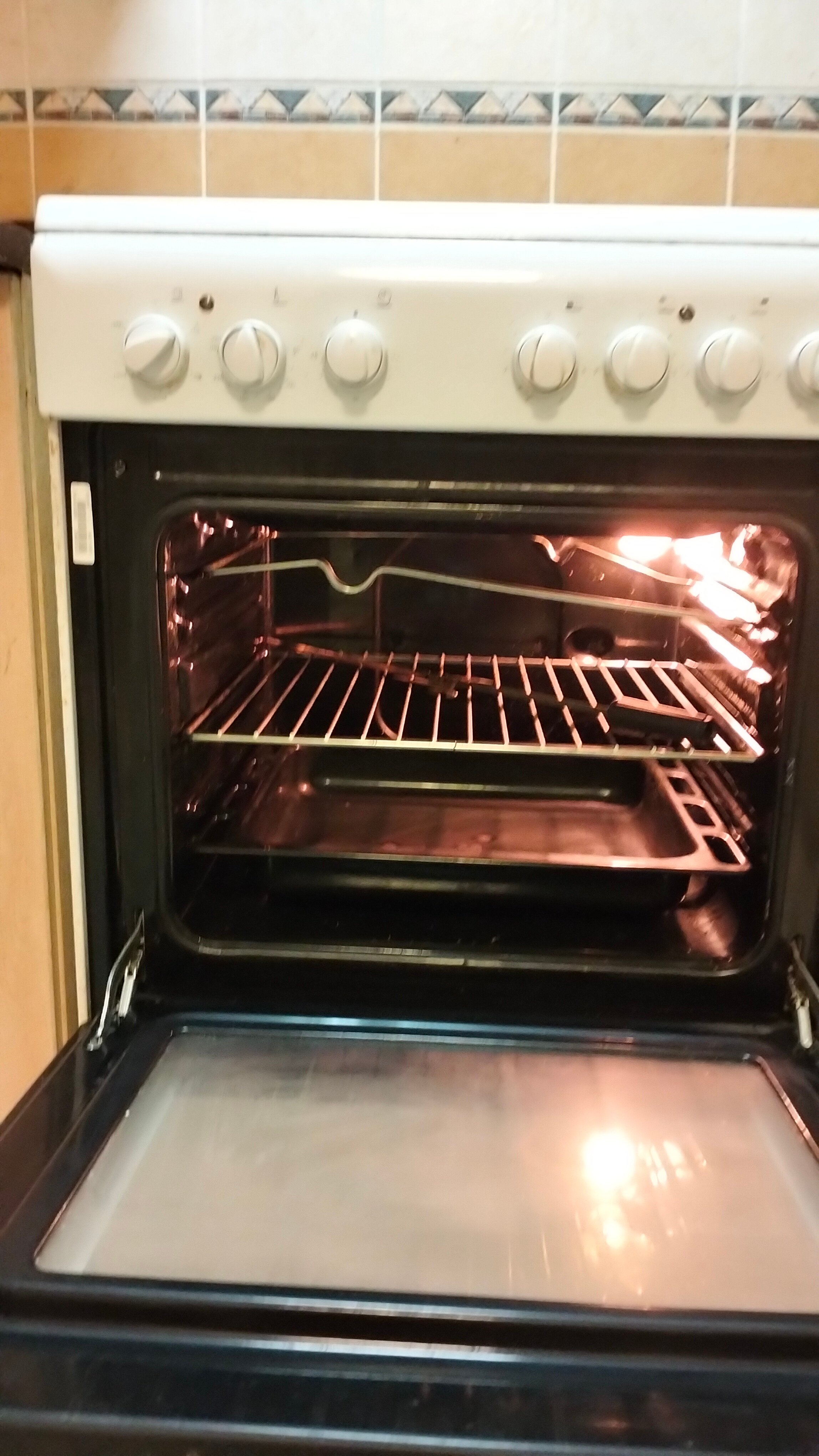 Urgent Indesit electric freestanding cooker with Oven for sale - Image 1