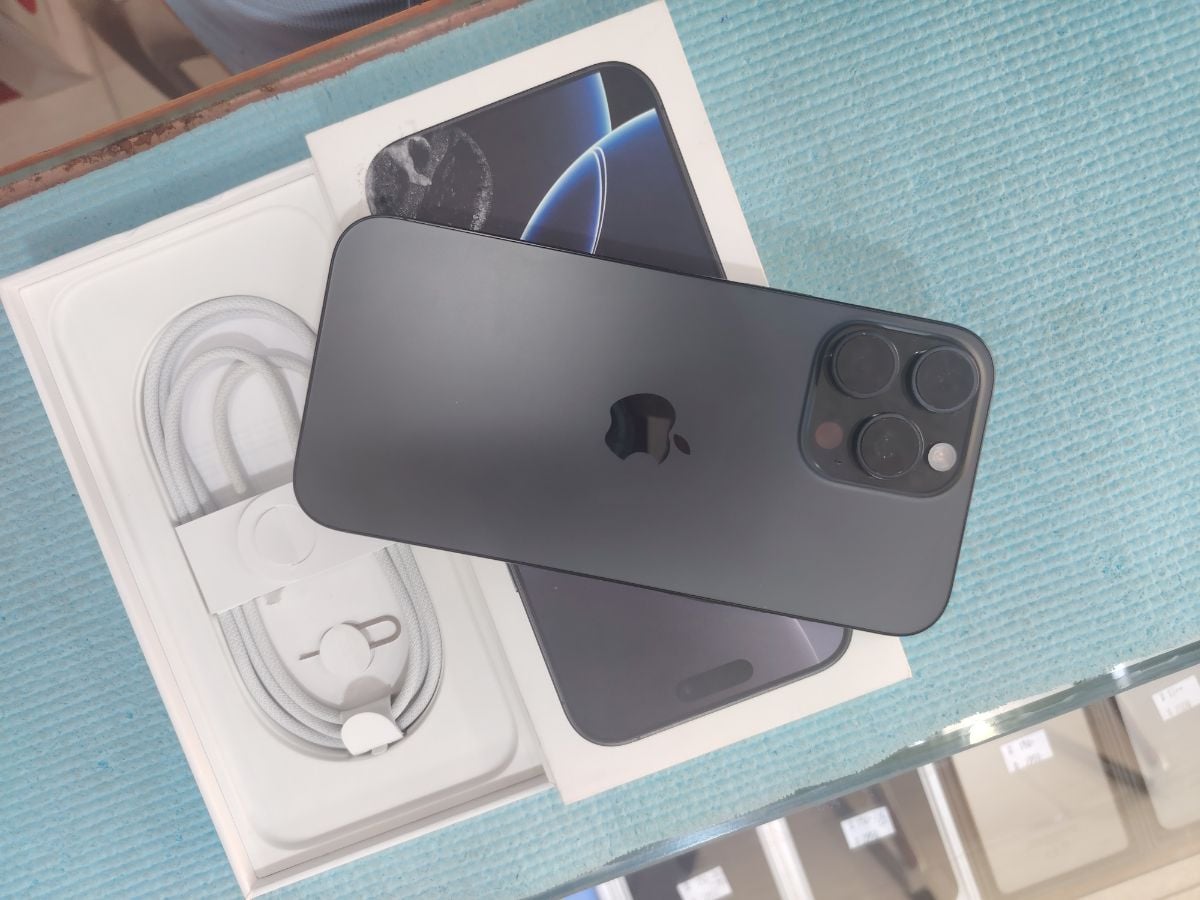 I phone 16 pro max 256gb black color - Image 1
