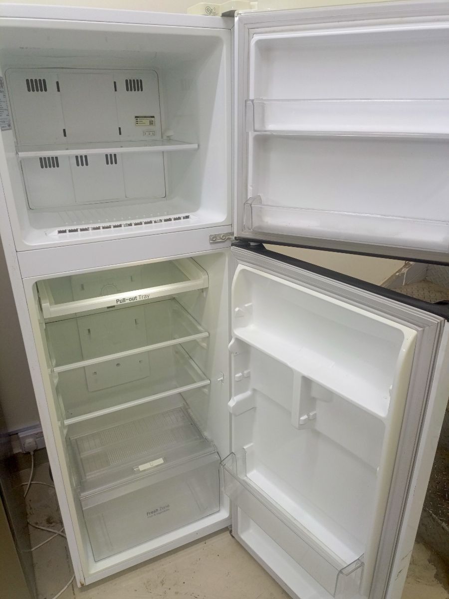 Lg refrigerator - Image 2