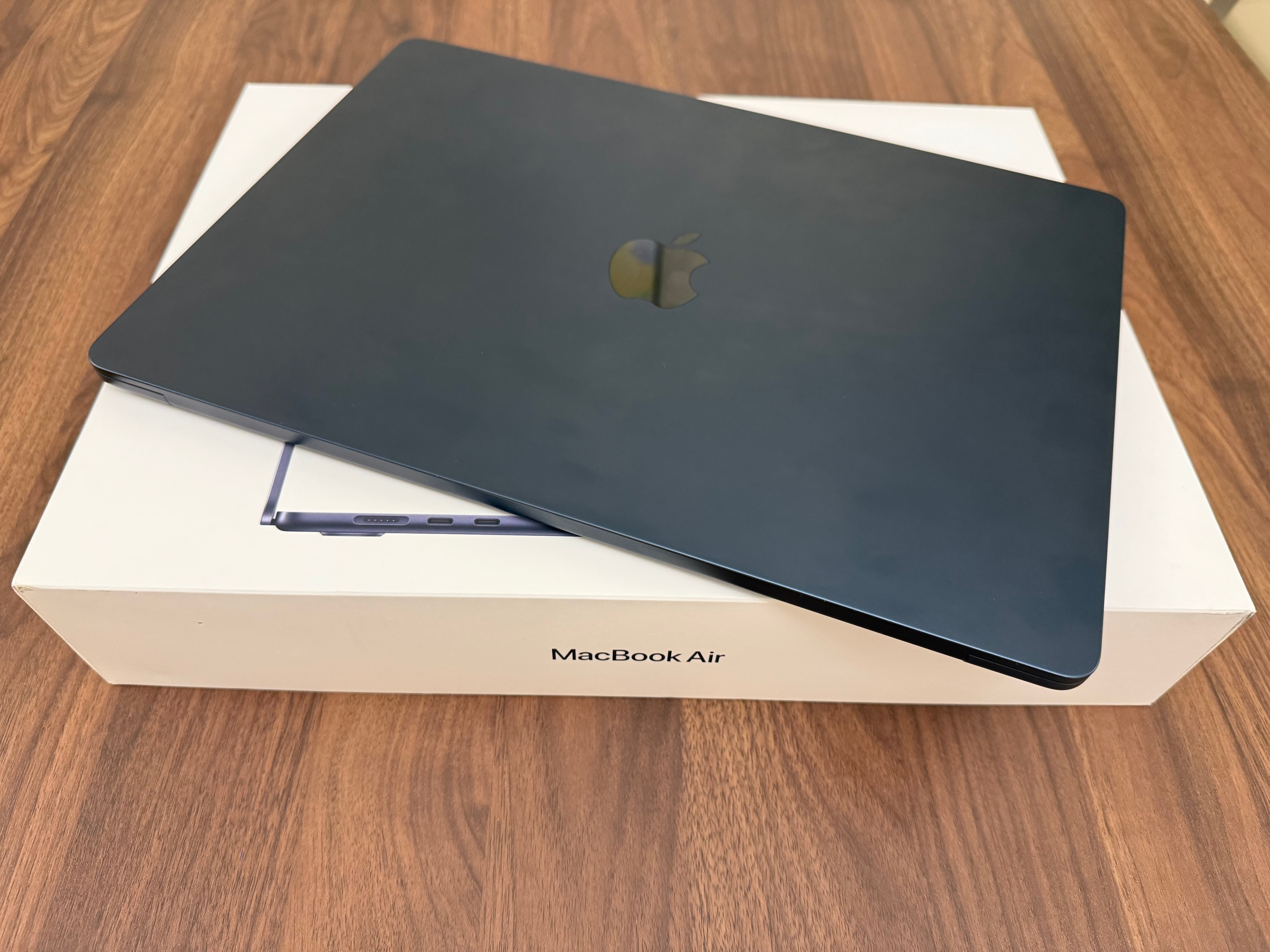 MacBook Air 15-inch, M2, 2023 (Good as new) - Image 1