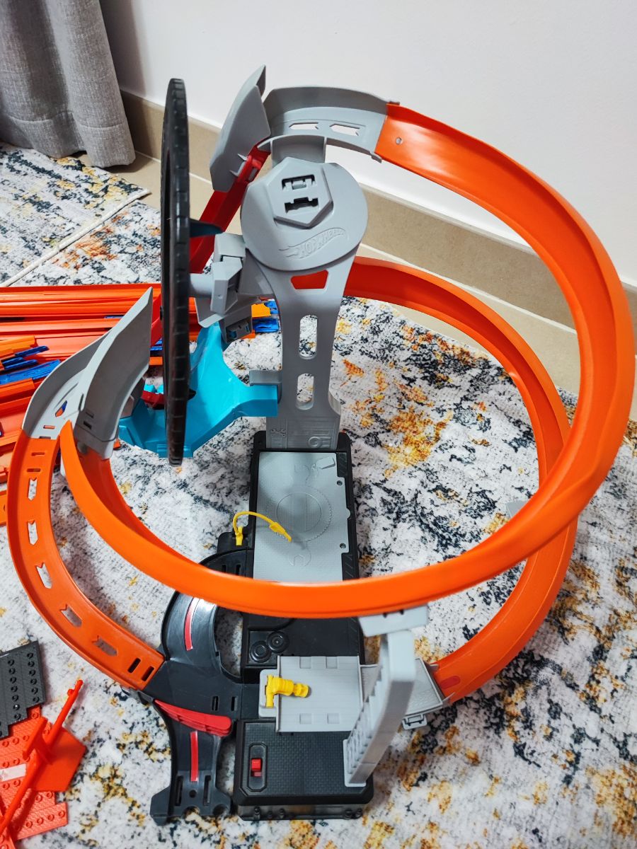 Hot Wheels Bundle - circuits, trucks & track! - Image 10