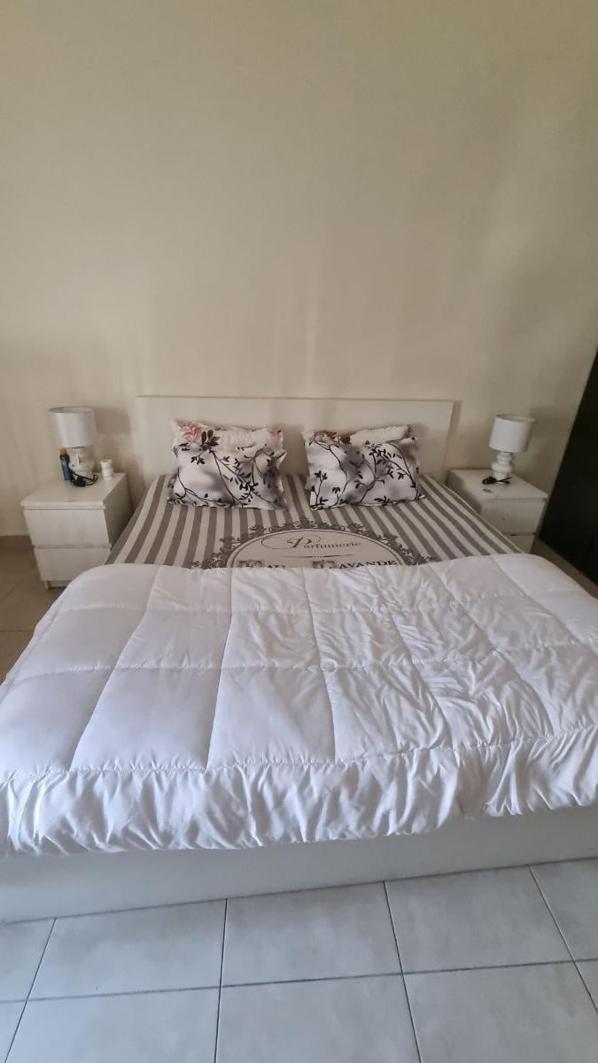 Bed with 2 tables - Image 2