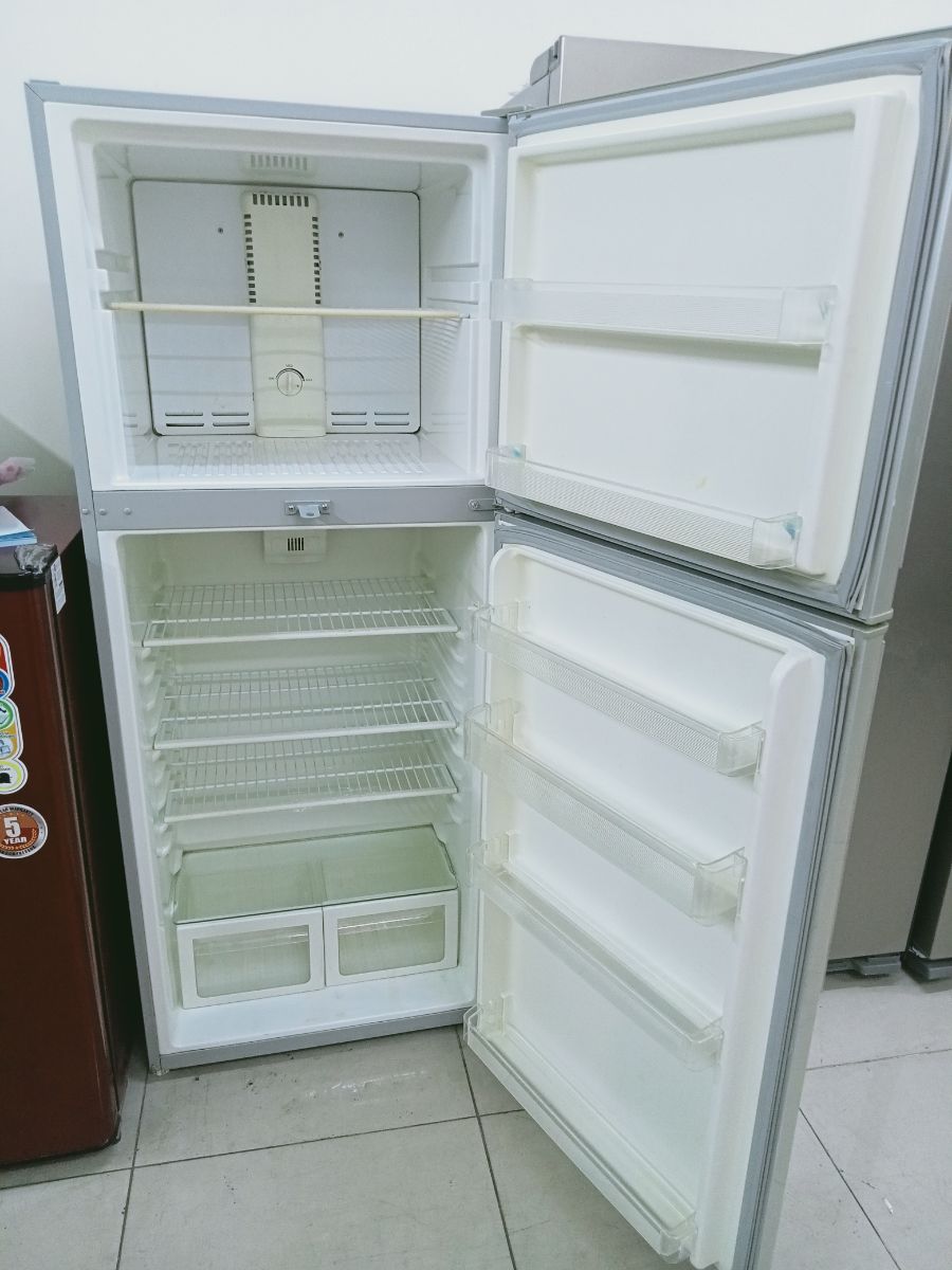 Refrigerator available for sale - Image 2