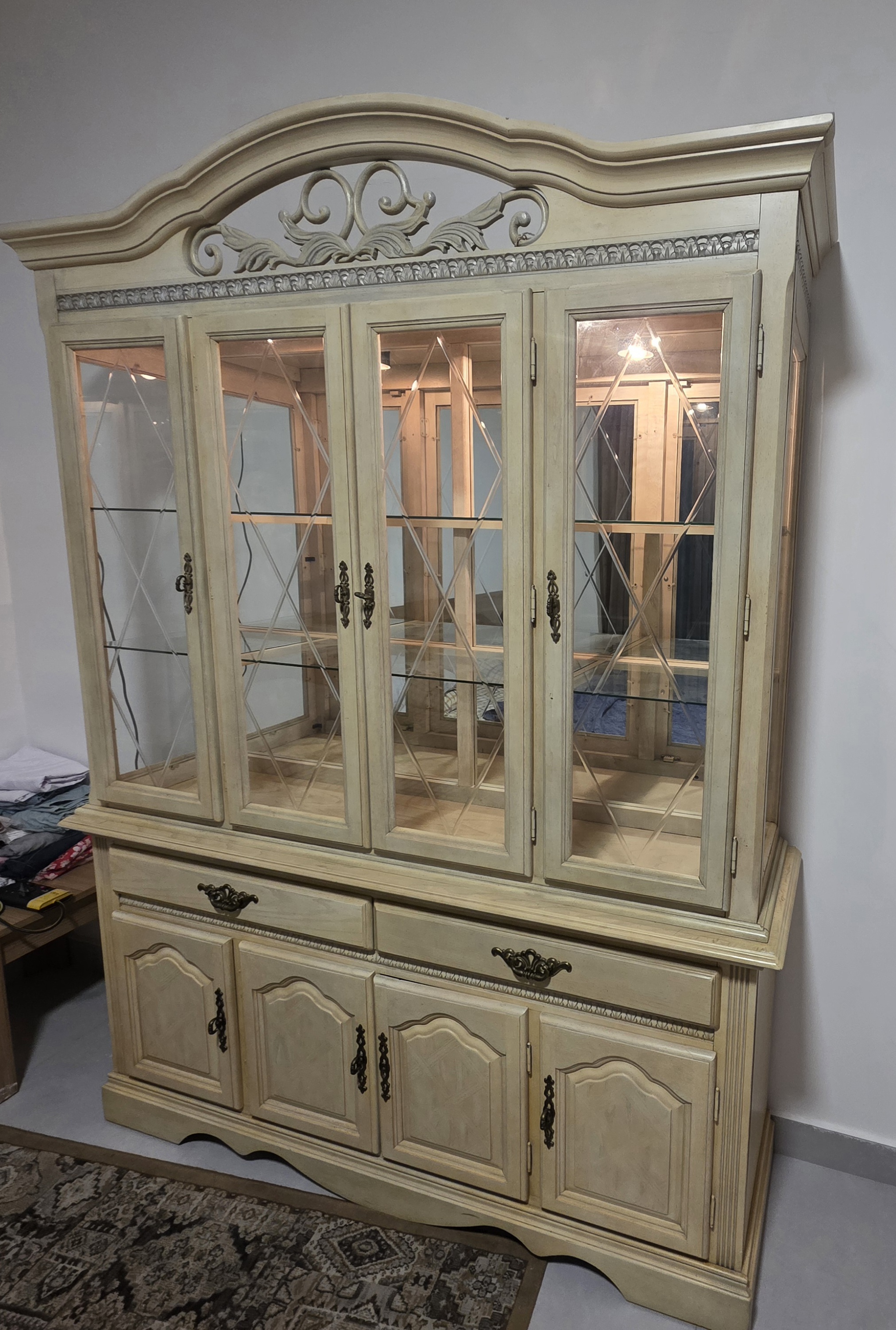 Excellent Wooden display cabinet for urgent sale - Image 4