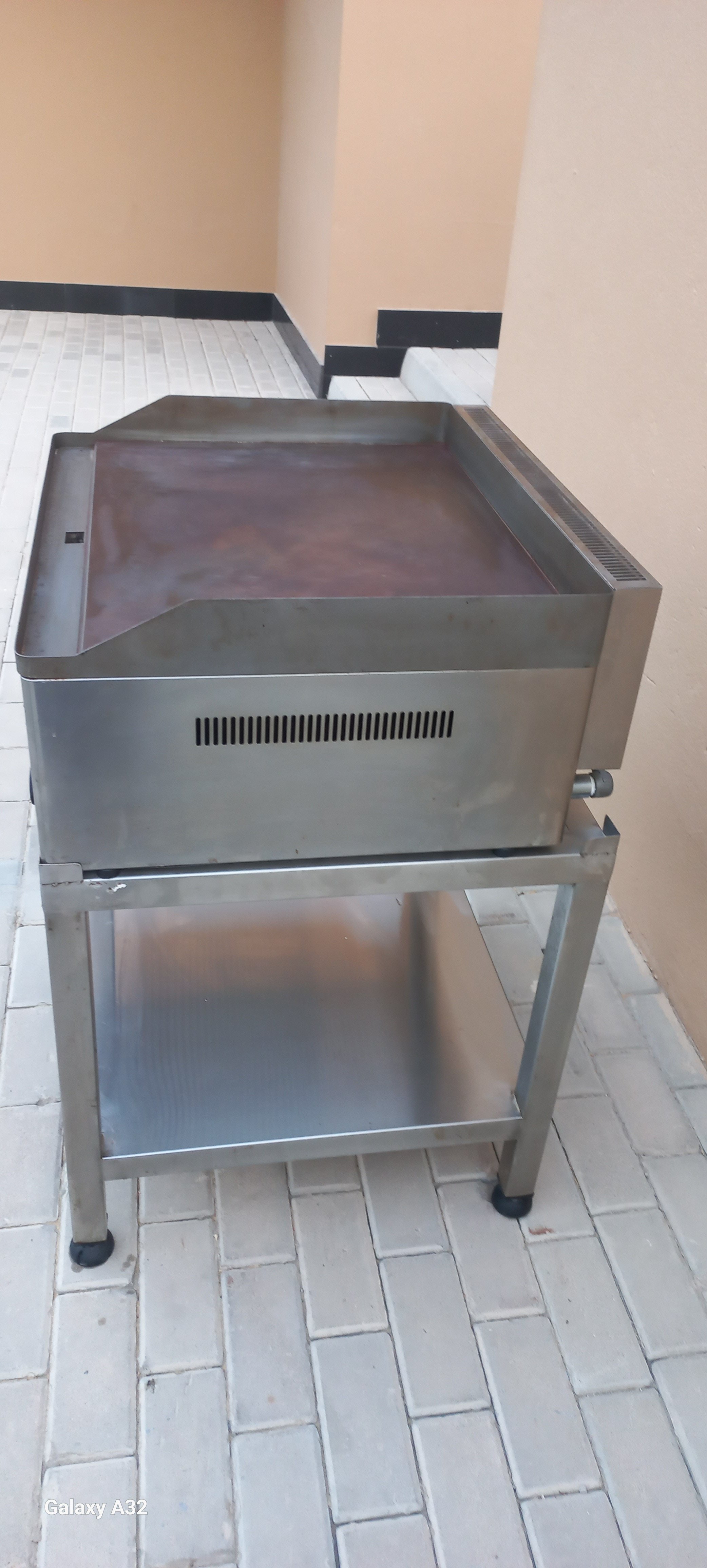 Hot plate grill, on stand.Stainless Steel - Image 3
