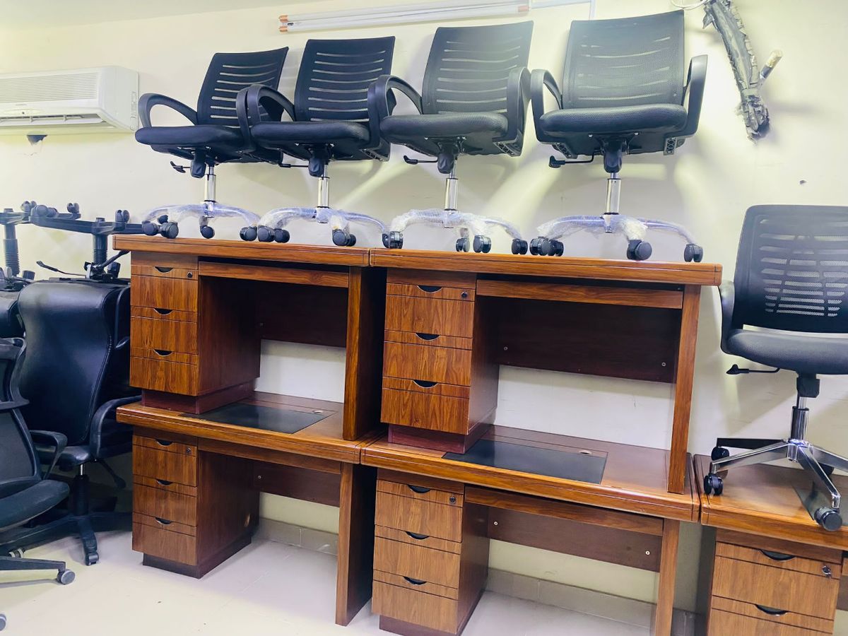 Used Office desk & chairs selling 55157083 - Image 5