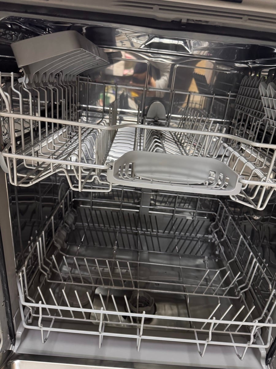 Fairly new dishwasher on sale - Image 3