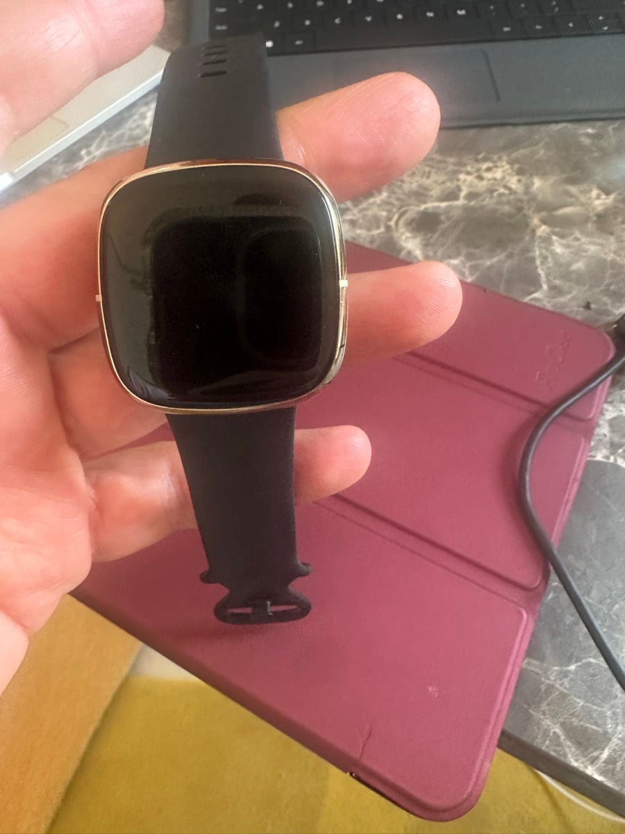 Fitbit smartwatch - Image 3