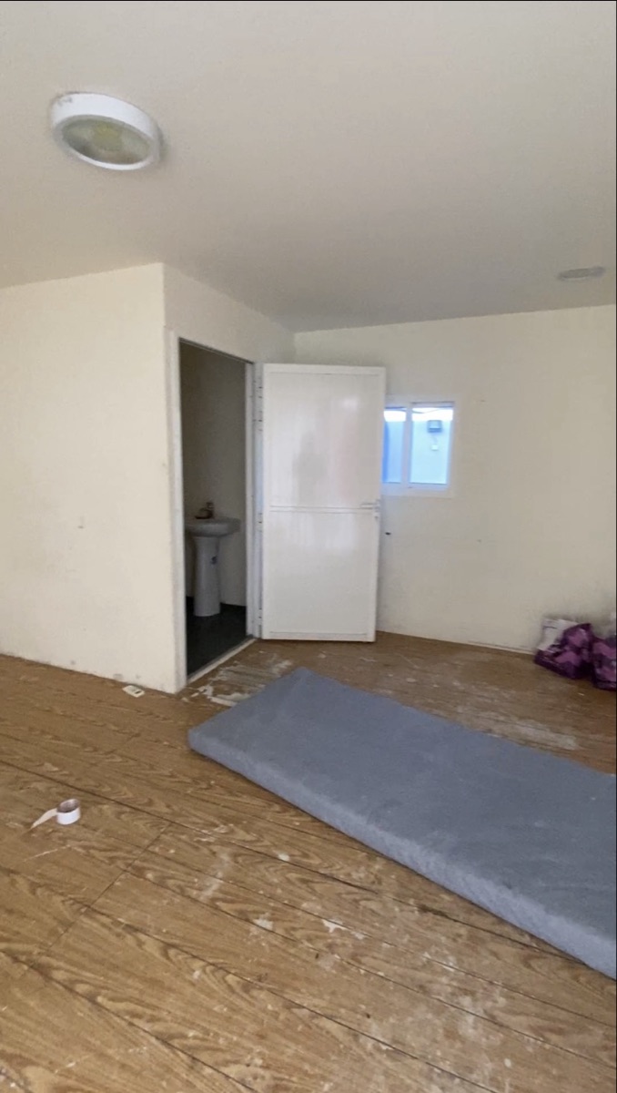 Cabin with toilet with electricity - Image 3