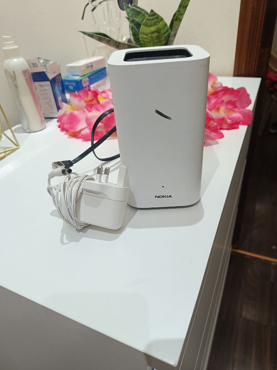 Nokia Beacon Router with charger - Image 1