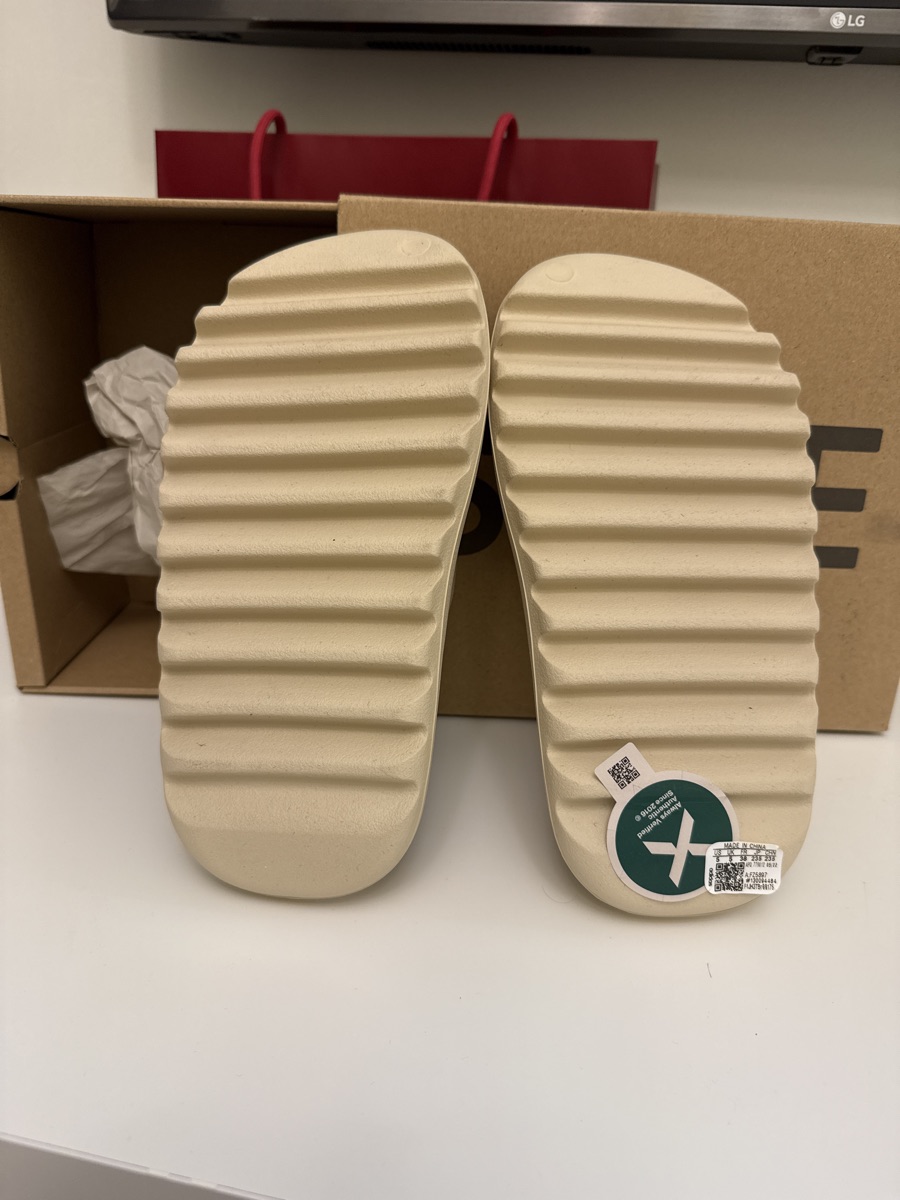 Yeezy slide Bone (BRAND NEW)- size 38 - Image 4