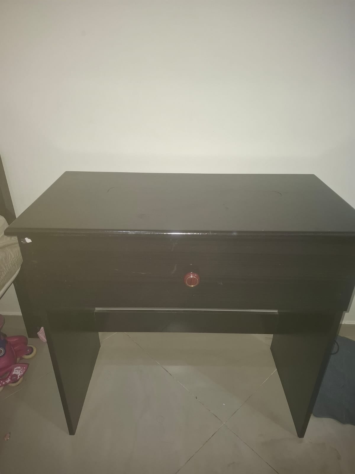 Used Table for Sale QR. 75 - Image 2
