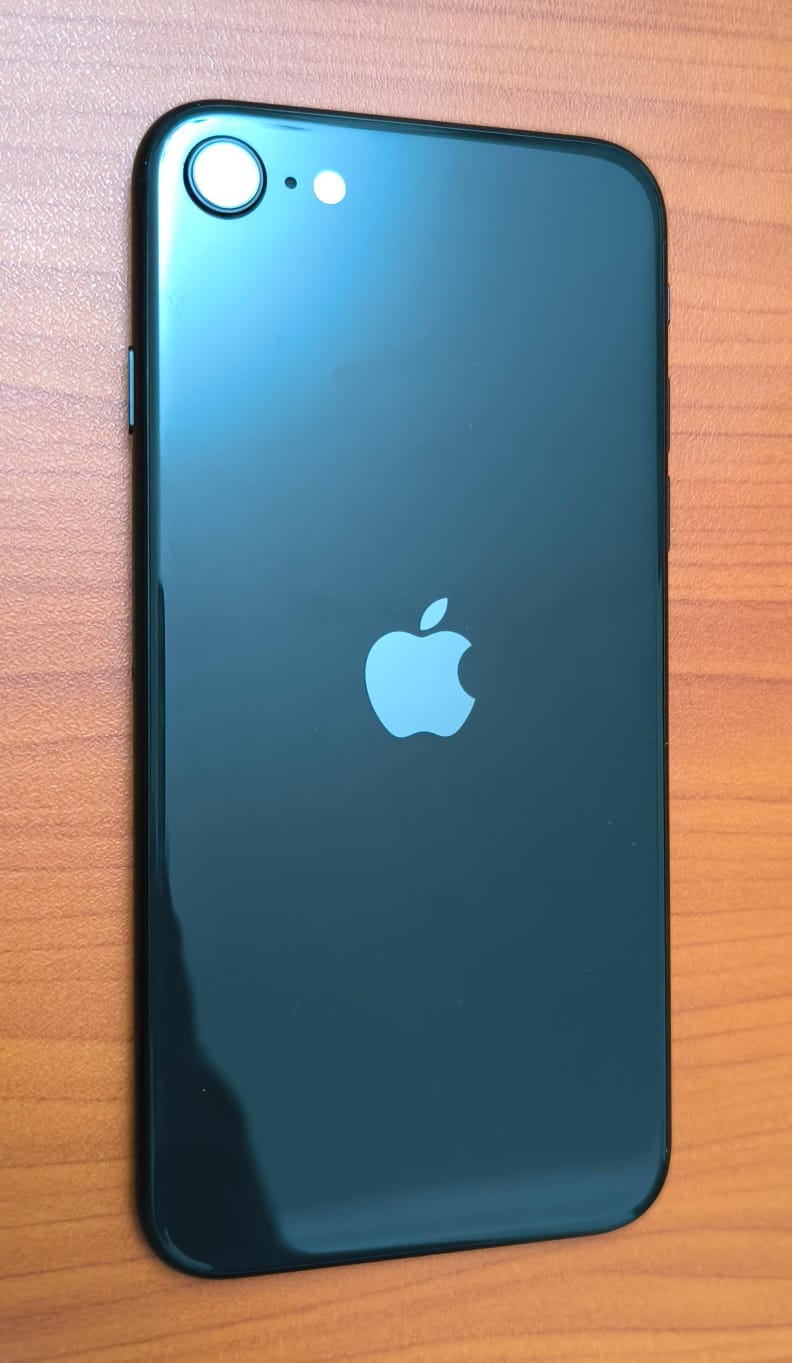 iPhone SE 128GB 2nd Generation as it is, sim locked, 92% battery health , all other functions working - Image 6
