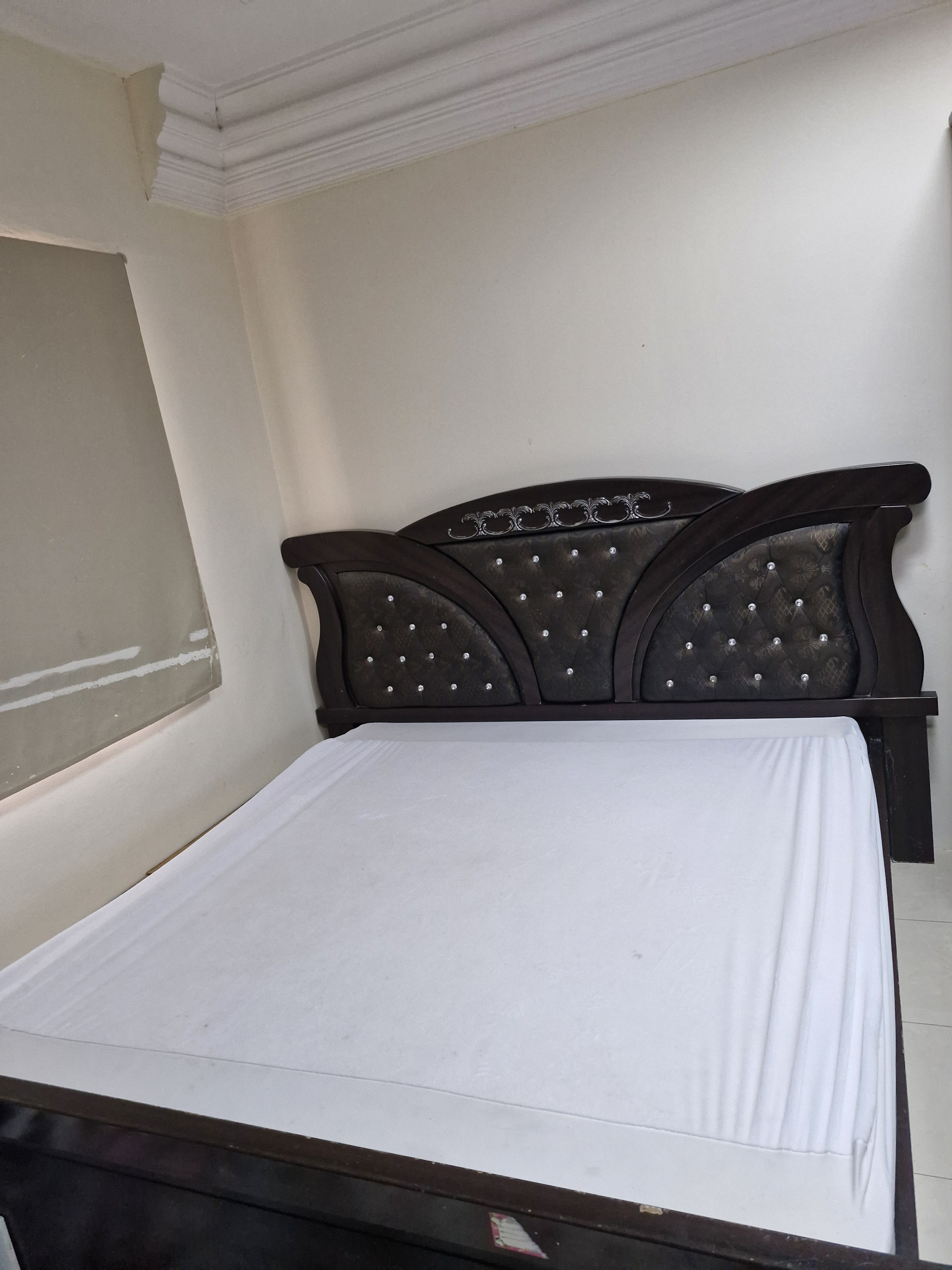 Urgent sale bed qr225 - Image 1