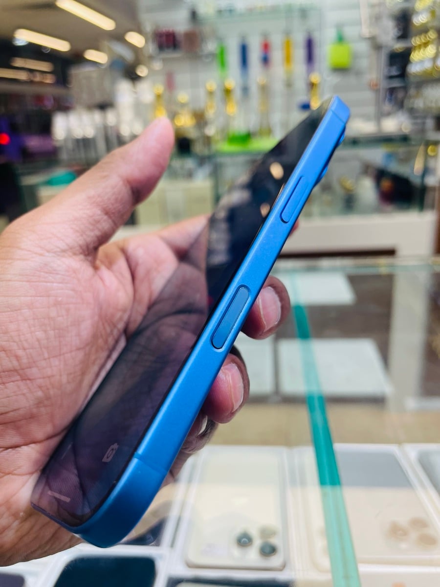 iPhone 16 - Image 4