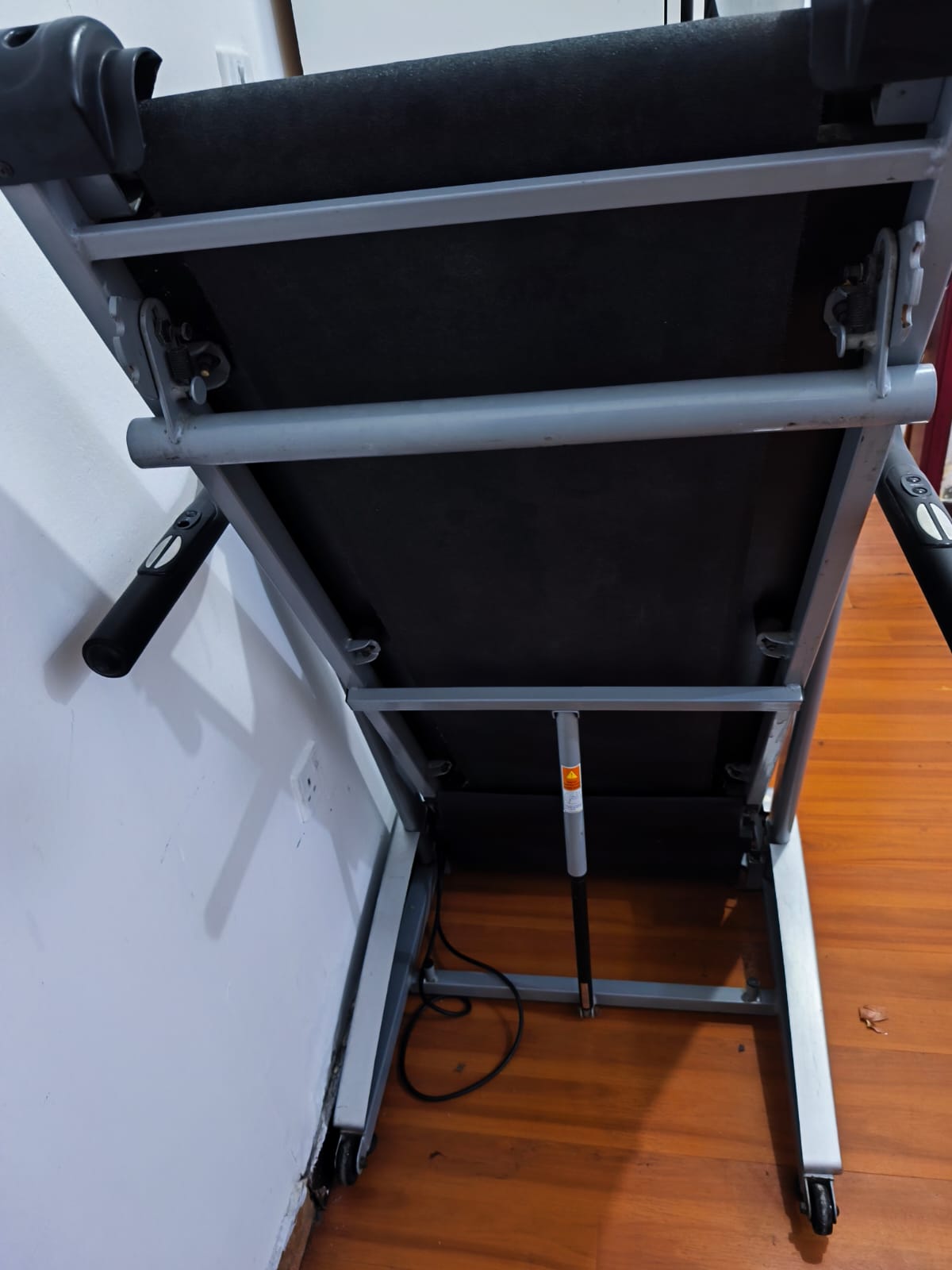 Treadmill with maximum weight capacity. Almost new. Foldable, speed up to 15km/hr.  - Image 3