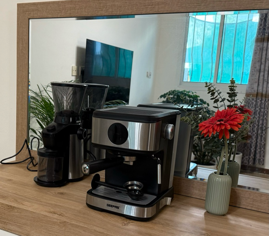 Geepas Coffee Grinder, Espresso and Cappuccino Maker - Image 1