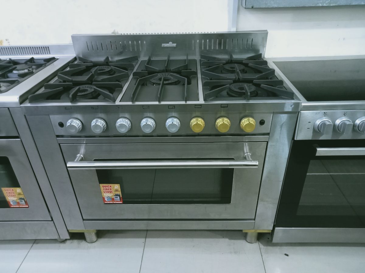 Full gas big size kitchen cooker available for sale - Image 1